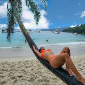 Paraíso em Ilha Grande-Angra dos Reis com Passeio Volta a Ilha e Gruta do Acaiá - Garota descansando na praia
